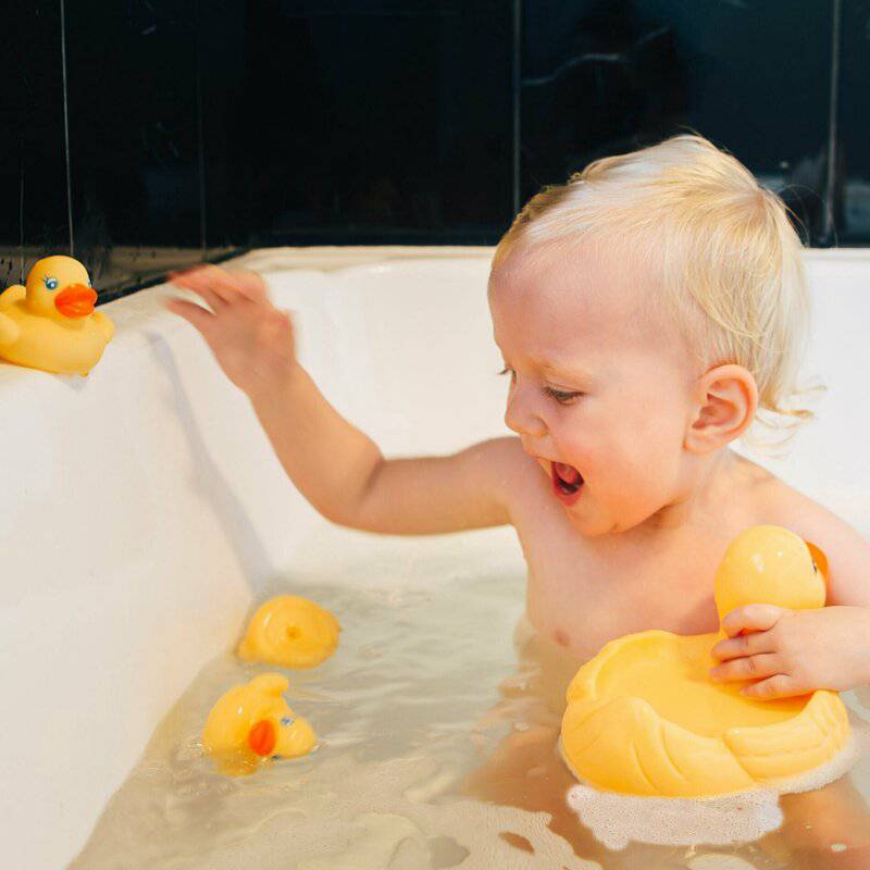 Set de joaca de baie, Playgro, Ratusca cu trei boboci, Fara gauri - gogobaby.ro