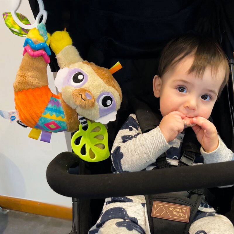 Jucarie carucior sau scaun auto, Playgro, Salo, Cu inele pentru dentitie, Cu diverse forme si texturi, Cu sunete si zornaieli, Dezvolta abilitatile motorii si imaginatia, 0 luni+, Sensory Friend Salo Sloth - gogobaby.ro