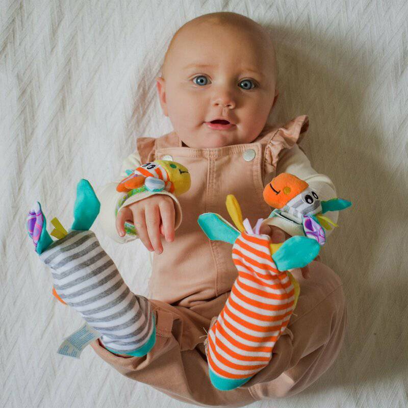 Set jucarii zornaitoare, Playgro, Include sosete interactive si 2 bratari, Inchidere cu velcro, Stimuleaza dezvoltarea senzoriala si tactila, 6 luni+, Jungle Wrist Rattle and Foot Finder - gogobaby.ro
