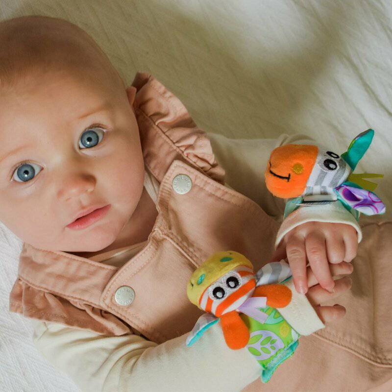 Set jucarii zornaitoare, Playgro, Include sosete interactive si 2 bratari, Inchidere cu velcro, Stimuleaza dezvoltarea senzoriala si tactila, 6 luni+, Jungle Wrist Rattle and Foot Finder - gogobaby.ro