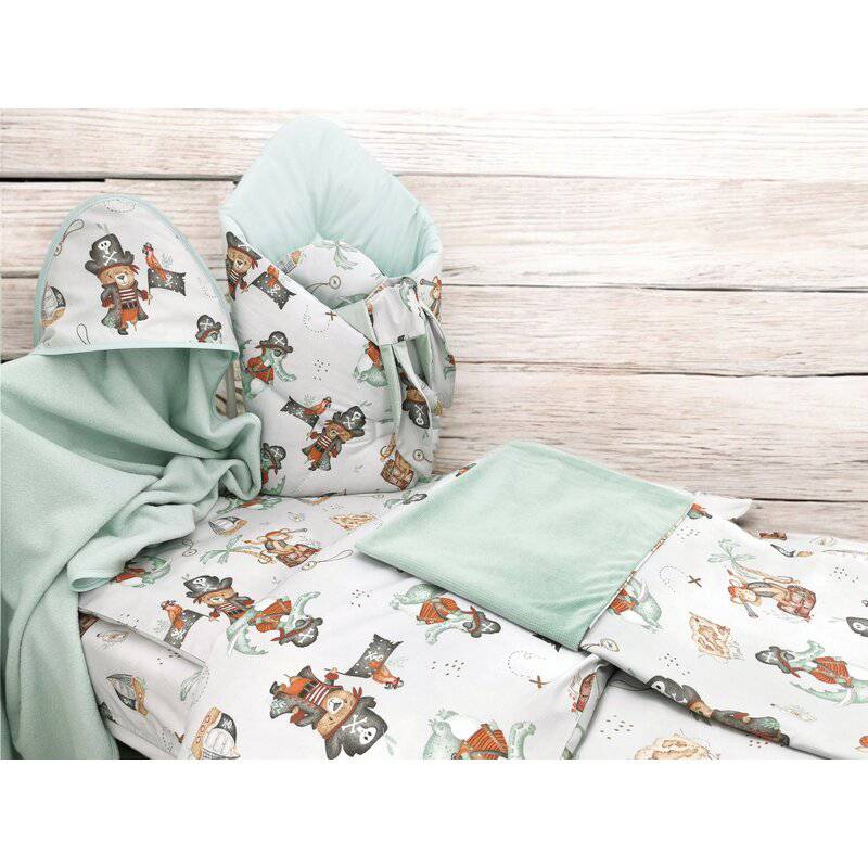 Set pentru bebelusi cu 6+1 piese, MimiNu, Cu paturica de infasat, Prosop, Paturica, Cearceaf 120x60 cm, Fata de perna, Husa pilota, Jucarie textila senzoriala, Din bumbac certificat Oeko Tex Standard 100, 135x100 cm, Design, Pirates Natural
