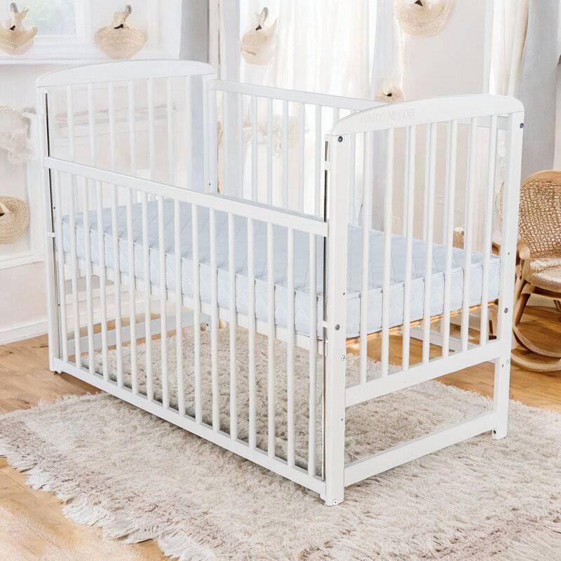 Patut din lemn bebe, 120x60 cm, Cu laterala culisanta, Din lemn de pin, Stabil si rezistent, Inaltime saltea reglabila pe 3 nivele, Laterala cu 3 bete detasabile, EN716-1, EN716-2, Alb, Babyneeds, Ola - gogobaby.ro