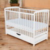 Patut din lemn bebe, 120x60 cm, Cu sertar cu capac, Din lemn de pin si mdf, Stabil si rezistent, Inaltime saltea reglabila pe 3 nivele, Laterala cu 3 bete detasabile, EN716-1, EN716-2, Alb, Babyneeds, Ola + Saltea 8 cm - gogobaby.ro