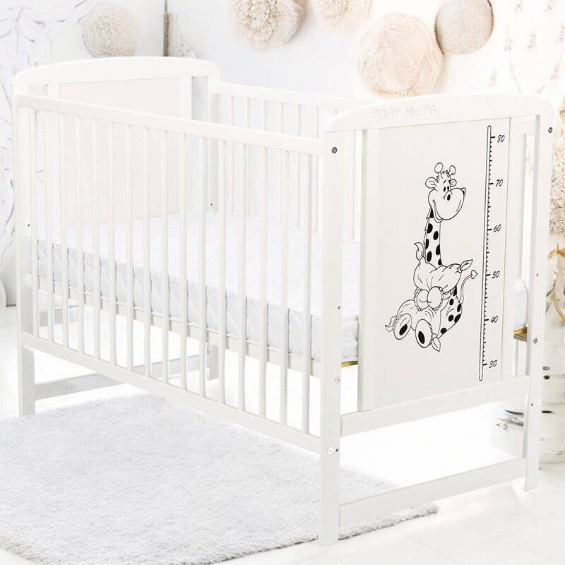 Patut din lemn bebe, 120x60 cm, Din lemn de pin si mdf, Stabil si rezistent, Inaltime saltea reglabila pe 3 nivele, Laterala cu 3 bete detasabile, EN716-1, EN716-2, Alb, Babyneeds, Timmi Girafa + Saltea 10 cm