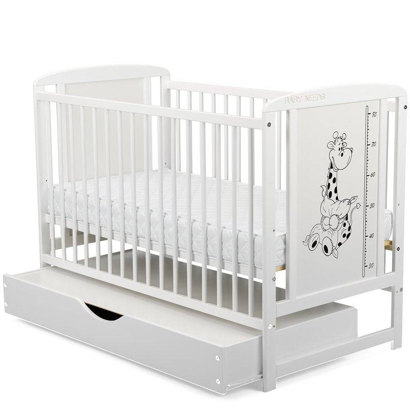 Patut din lemn bebe, 120x60 cm, Cu sertar cu capac, Din lemn de pin si mdf, Stabil si rezistent, Inaltime saltea reglabila pe 3 nivele, Laterala cu 3 bete detasabile, EN716-1, EN716-2, Alb, Babyneeds, Timmi Girafa + Saltea 10 cm