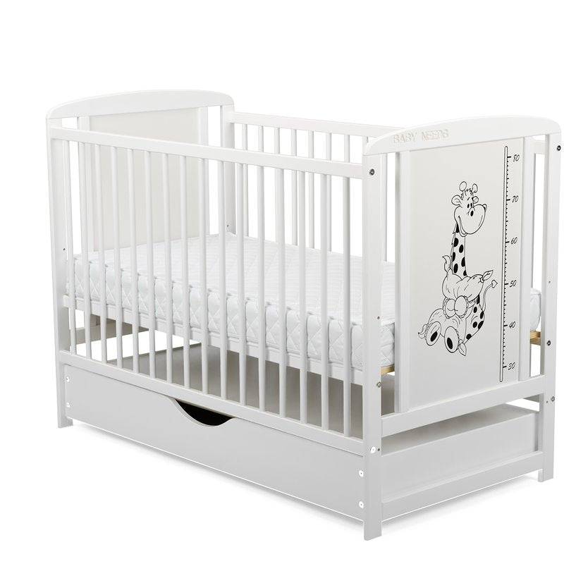 Patut din lemn bebe, 120x60 cm, Cu sertar cu capac, Din lemn de pin si mdf, Stabil si rezistent, Inaltime saltea reglabila pe 3 nivele, Laterala cu 3 bete detasabile, EN716-1, EN716-2, Alb, Babyneeds, Timmi Girafa + Saltea 10 cm
