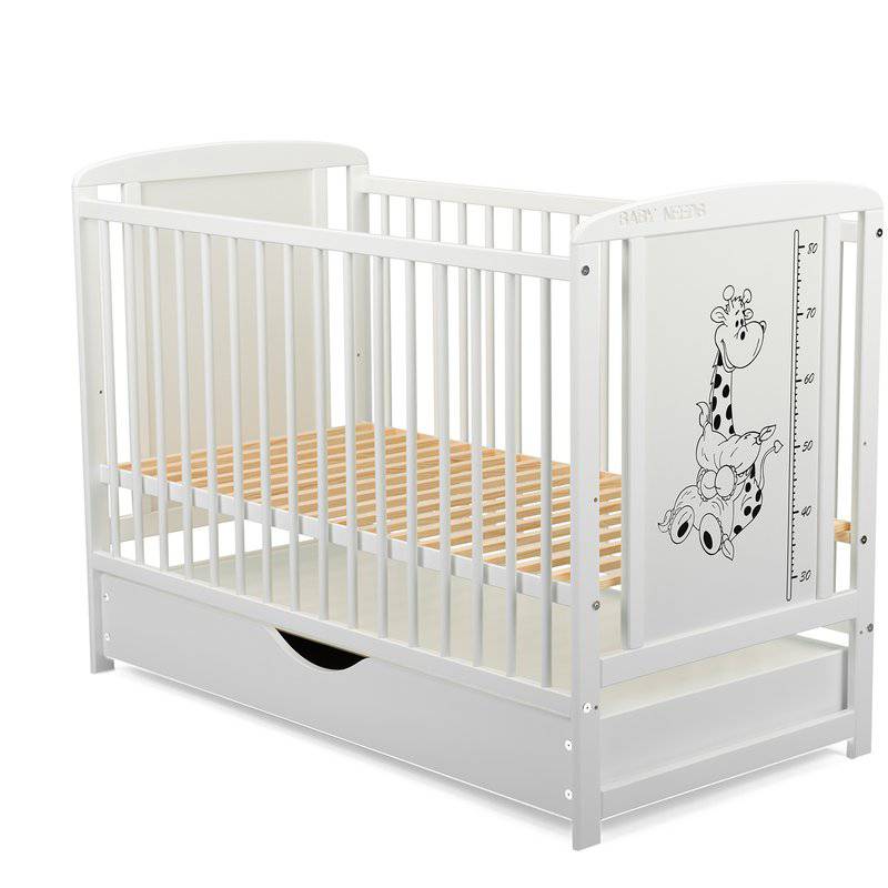 Patut din lemn bebe, 120x60 cm, Cu sertar cu capac, Din lemn de pin si mdf, Stabil si rezistent, Inaltime saltea reglabila pe 3 nivele, Laterala cu 3 bete detasabile, EN716-1, EN716-2, Alb, Babyneeds, Timmi Girafa + Saltea 10 cm