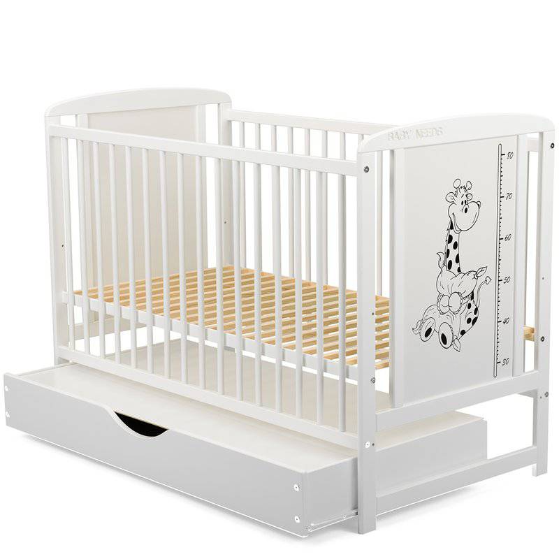 Patut din lemn bebe, 120x60 cm, Cu sertar cu capac, Din lemn de pin si mdf, Stabil si rezistent, Inaltime saltea reglabila pe 3 nivele, Laterala cu 3 bete detasabile, EN716-1, EN716-2, Alb, Babyneeds, Timmi Girafa + Saltea 10 cm
