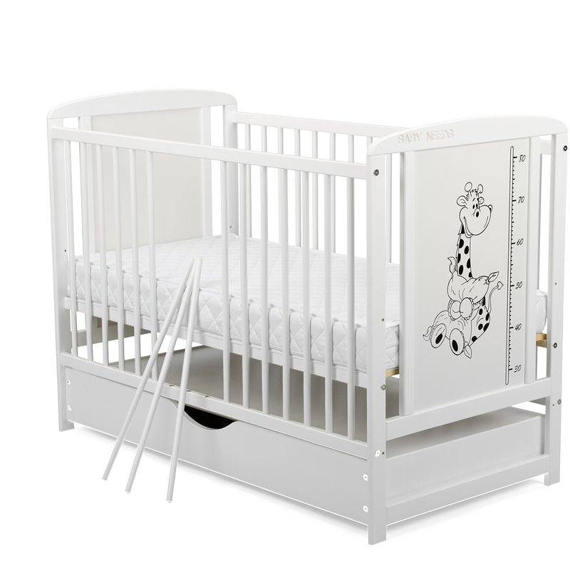 Patut din lemn bebe, 120x60 cm, Cu sertar cu capac, Din lemn de pin si mdf, Stabil si rezistent, Inaltime saltea reglabila pe 3 nivele, Laterala cu 3 bete detasabile, EN716-1, EN716-2, Alb, Babyneeds, Timmi Girafa + Saltea 10 cm