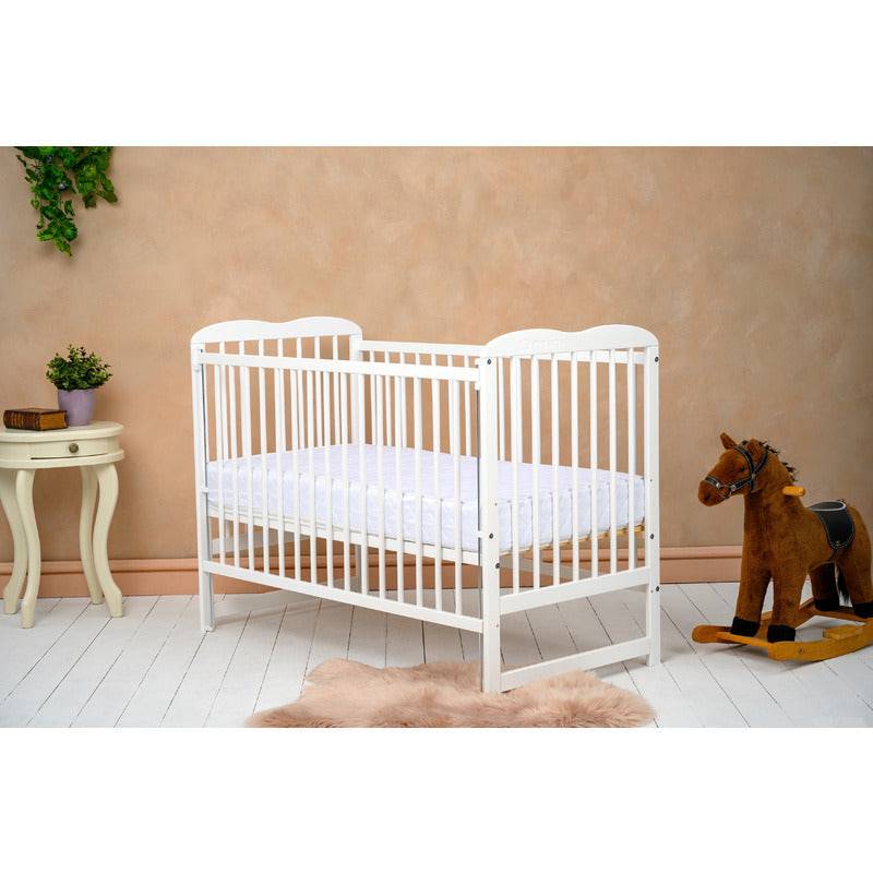 Patut din lemn bebe, 120x60 cm, Cu laterala culisanta, Din lemn de pin, Stabil si rezistent, Inaltime saltea reglabila pe 3 nivele, Laterala cu 3 bete detasabile, EN716-1, EN716-2, Alb, Qmini, Agata + Saltea 8 cm - gogobaby.ro