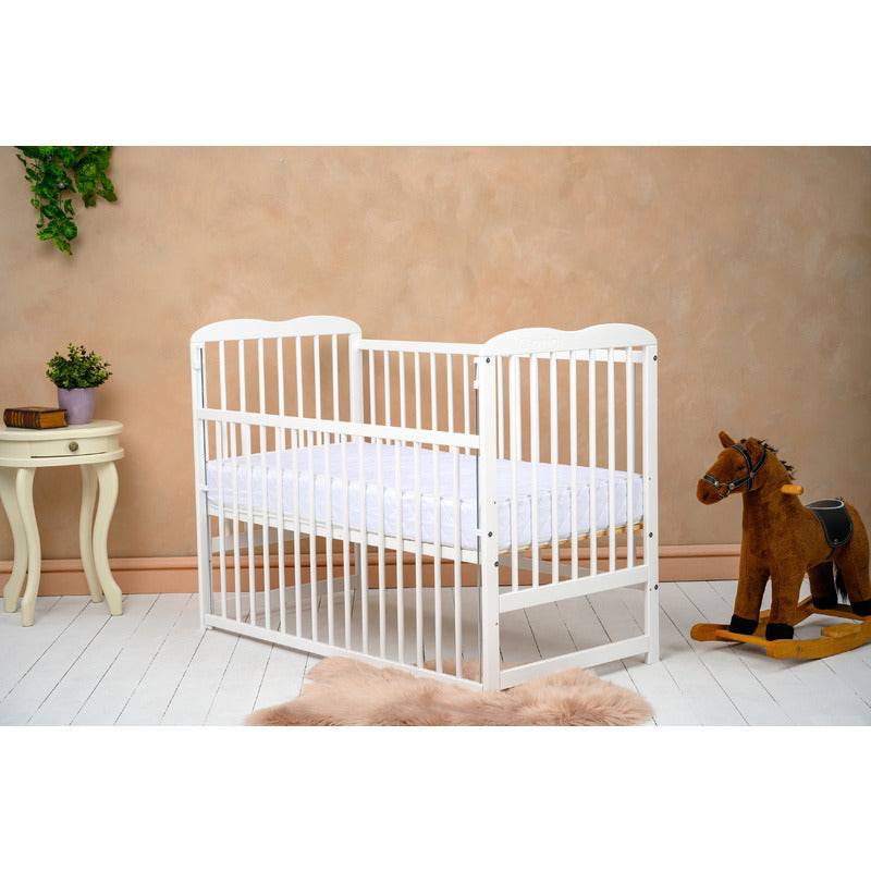 Patut din lemn bebe, 120x60 cm, Cu laterala culisanta, Din lemn de pin, Stabil si rezistent, Inaltime saltea reglabila pe 3 nivele, Laterala cu 3 bete detasabile, EN716-1, EN716-2, Alb, Qmini, Agata + Saltea 8 cm - gogobaby.ro