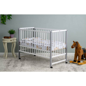 Patut din lemn bebe, 120x60 cm, Din lemn de pin si mdf, Stabil si rezistent, Inaltime saltea reglabila pe 3 nivele, Laterala cu 3 bete detasabile, EN716-1, EN716-2, Alb, Qmini, Maya - gogobaby.ro