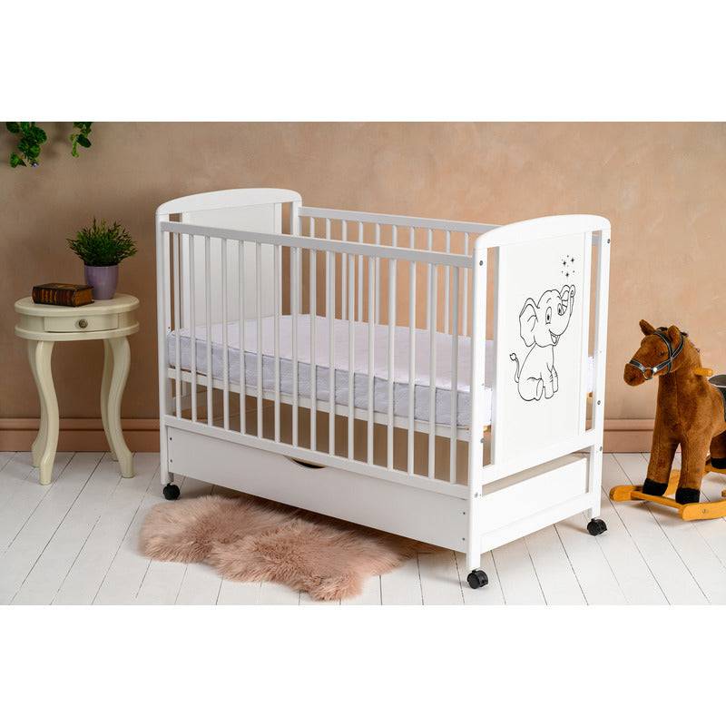 Patut din lemn bebe, 120x60 cm, Cu sertar, Din lemn de pin si mdf, Stabil si rezistent, Inaltime saltea reglabila pe 3 nivele, Laterala cu 3 bete detasabile, EN716-1, EN716-2, Alb, Qmini, Timmi Elephant - gogobaby.ro