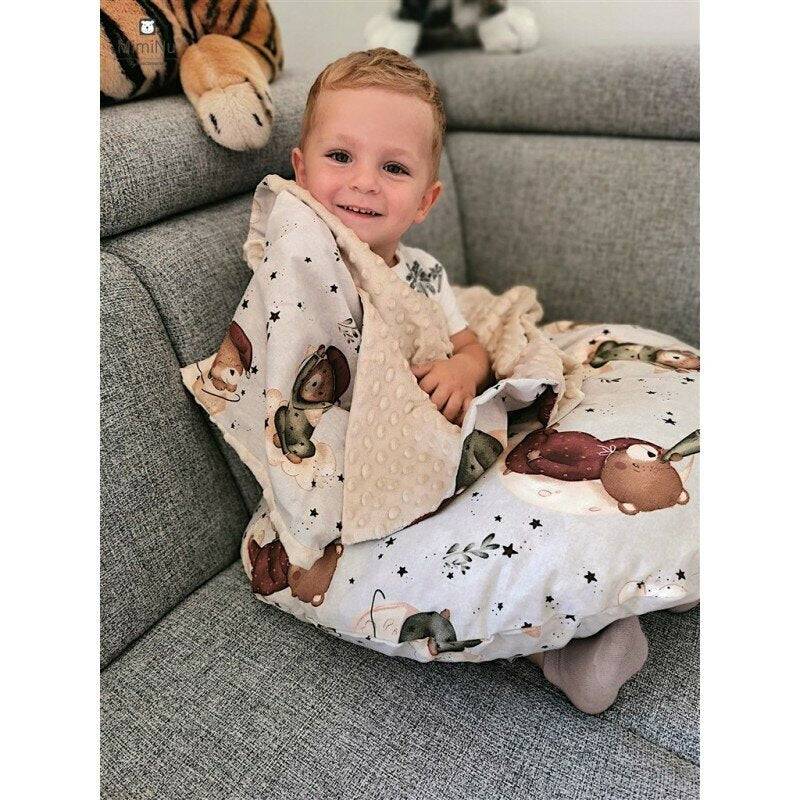 Perna bebelusi, MimiNu, Ursulet, Multifunctionala, Cu doua fete, Tesatura pufoasa minky si bumbac, Materiale certificate Oeko Tex Standard 100, 30x23 cm, Teddy Bear On Moon - gogobaby.ro