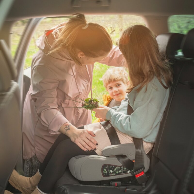 Inaltator auto, Petite&Mars, Optimus Pro, I-size, 125- 150 cm, 22-36 kg, Cu isofix, Forma ergonomica, Husa detasabila, Bej