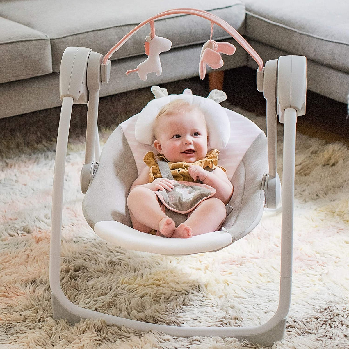 Ingenuity - Leagan portabil Comfort 2 Go Flora the Unicorn - gogobaby.ro