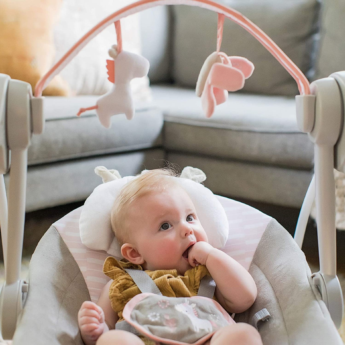 Ingenuity - Leagan portabil Comfort 2 Go Flora the Unicorn - gogobaby.ro