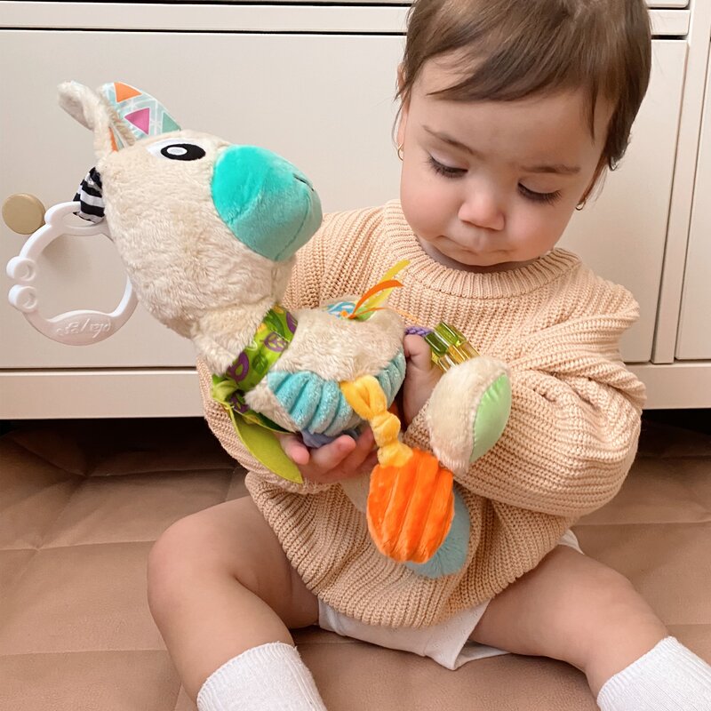 Jucarie carucior sau scaun auto, Playgro, Cu inele pentru dentitie, Cu diverse forme si texturi, Cu sunete si zornaieli, Dezvolta abilitatile motorii si imaginatia, 0 luni+, Sensory Friend Lupe Llama - gogobaby.ro
