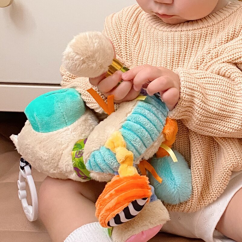 Jucarie carucior sau scaun auto, Playgro, Cu inele pentru dentitie, Cu diverse forme si texturi, Cu sunete si zornaieli, Dezvolta abilitatile motorii si imaginatia, 0 luni+, Sensory Friend Lupe Llama - gogobaby.ro