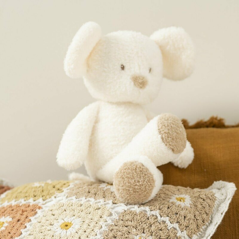 Jucarie plus bebelusi, Nattou, Cuddly Mouse, 24 cm, Material moale si pufos, Stimuleaza simtul tactil si motricitatea fina, Prieten de joaca si mangaiere, 0 luni+, Bej
