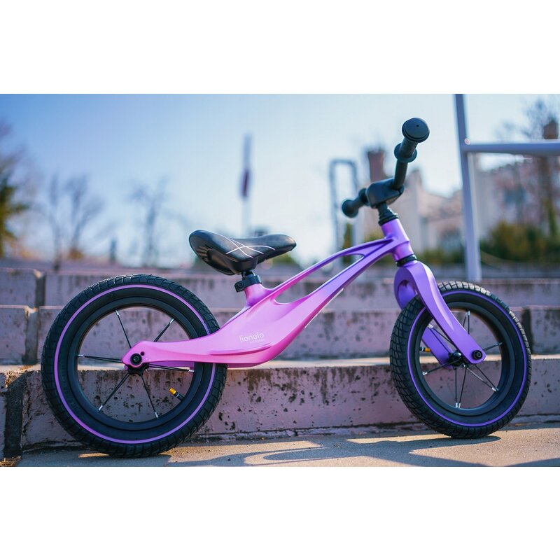 Bicicleta fara pedale, Lionelo, Bart Air, Usoara, Cu roti gonflabile, Cu cadru din magneziu, Cu ghidon si sa reglabile, Greutate 3.8 Kg, 12 inch, Conform cu standardul european de securitate EN71, Pink Violet - gogobaby.ro