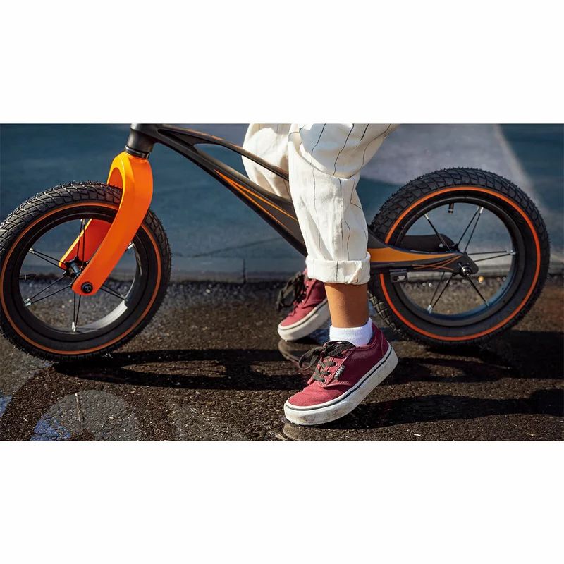 Bicicleta fara pedale, Lionelo, Bart Air, Usoara, Cu roti gonflabile, Cu cadru din magneziu, Cu ghidon si sa reglabile, Greutate 3.8 Kg, 12 inch, Conform cu standardul european de securitate EN71, Albastru