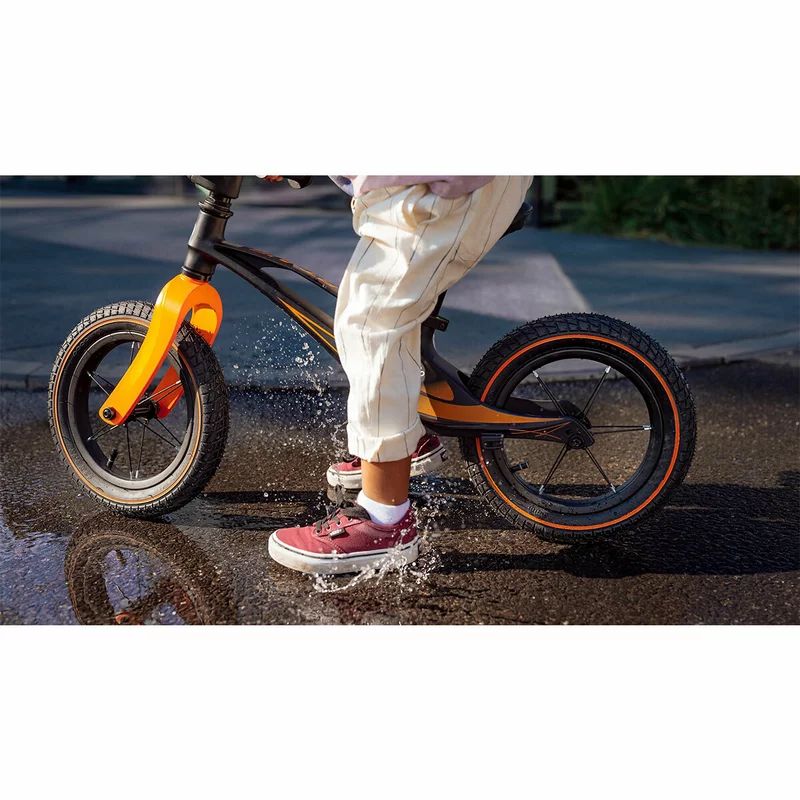 Bicicleta fara pedale, Lionelo, Bart Air, Usoara, Cu roti gonflabile, Cu cadru din magneziu, Cu ghidon si sa reglabile, Greutate 3.8 Kg, 12 inch, Conform cu standardul european de securitate EN71, Albastru