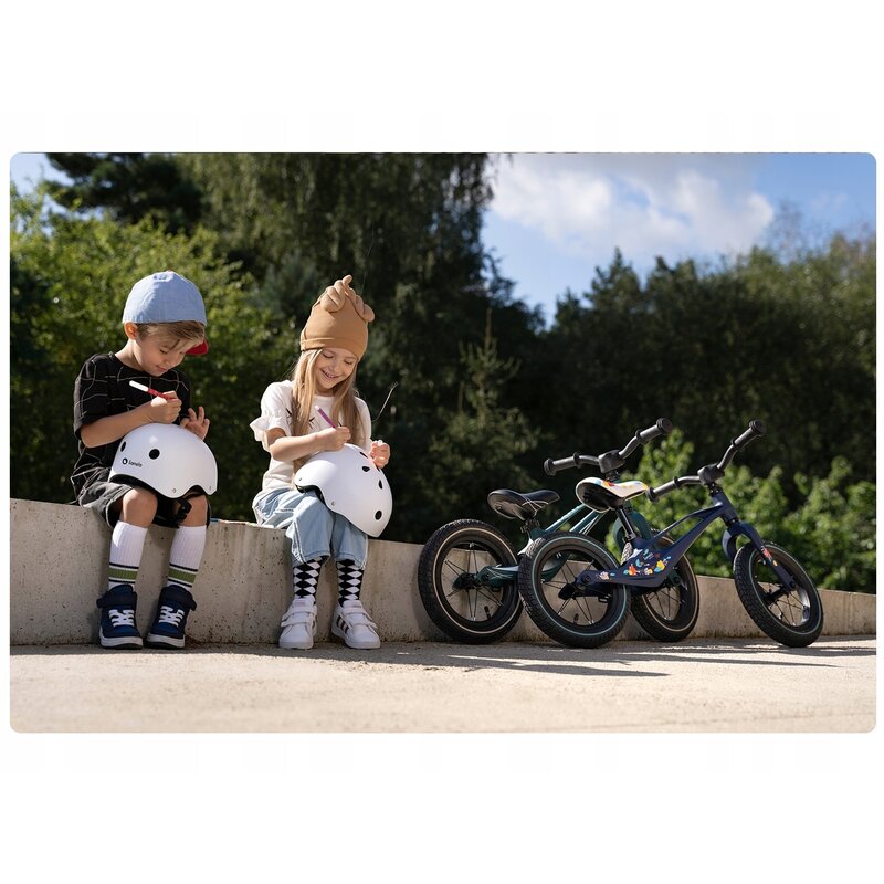Bicicleta fara pedale, Lionelo, Bart Air, Usoara, Cu roti gonflabile, Cu cadru din magneziu, Cu ghidon si sa reglabile, Greutate 3.8 Kg, 12 inch, Conform cu standardul european de securitate EN71, Green Forest - gogobaby.ro