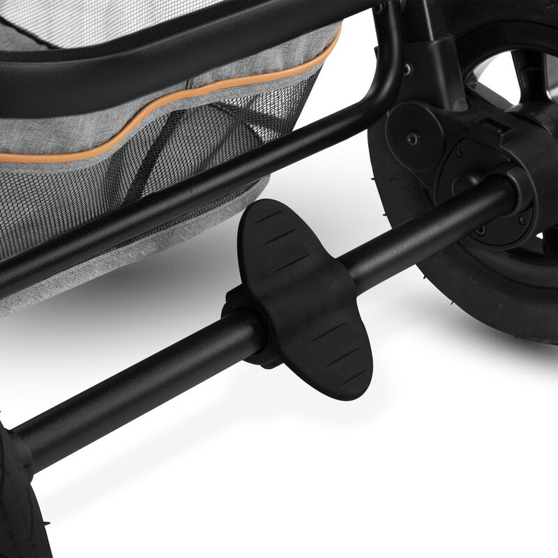 Carucior 2 in 1, Lionelo, Amber, Cadru aluminiu, Cu landou intarit si salteluta moale, Reversibil, Maner ajustabil, Huse pentru picioare, ploaie, Plasa de tantari, Geanta parinti, Pana la 22 kg, EN1888-1, EN1888-2, EN1466, Gri deschis - gogobaby.ro