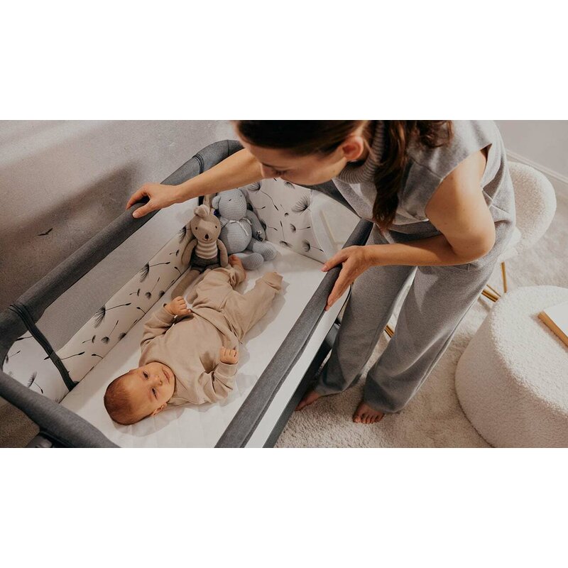Patut co-sleeper, Lionelo, Leonie, Plus, Pliabil, Cu sistem de leganare, Cu setare unghiulara, Reglabil in 6 pozitii pe inaltime, Conform cu standardele europeane de securitate EN1130 si EN16890, Gri - gogobaby.ro