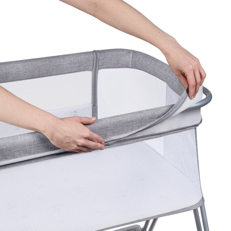 Patut co-sleeper, Lionelo, Luna, 2 in 1, Cu laterala culisanta, Cu setare unghiulara, Cu roti, Reglabil in 6 pozitii pe inaltime, Gri deschis - gogobaby.ro