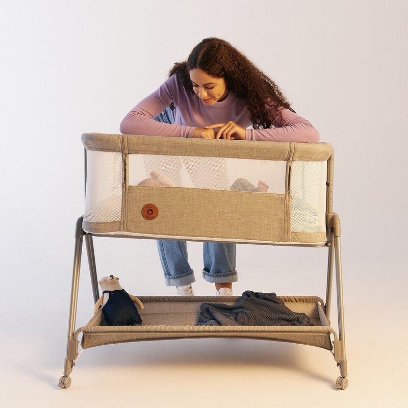 Patut co-sleeper, Lionelo, Luna, 2 in 1, Cu laterala culisanta, Cu setare unghiulara, Cu roti, Reglabil in 6 pozitii pe inaltime, Gri deschis - gogobaby.ro