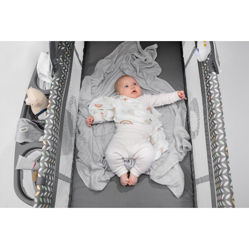 Patut pliant, Lionelo, Sven Plus, 120x60 cm, Cu doua nivele, Cu arcada jucarii, masuta de infasat, vibratii, melodii, conform cu standardele europeane de securitate EN716 si EN12221, Grey - gogobaby.ro
