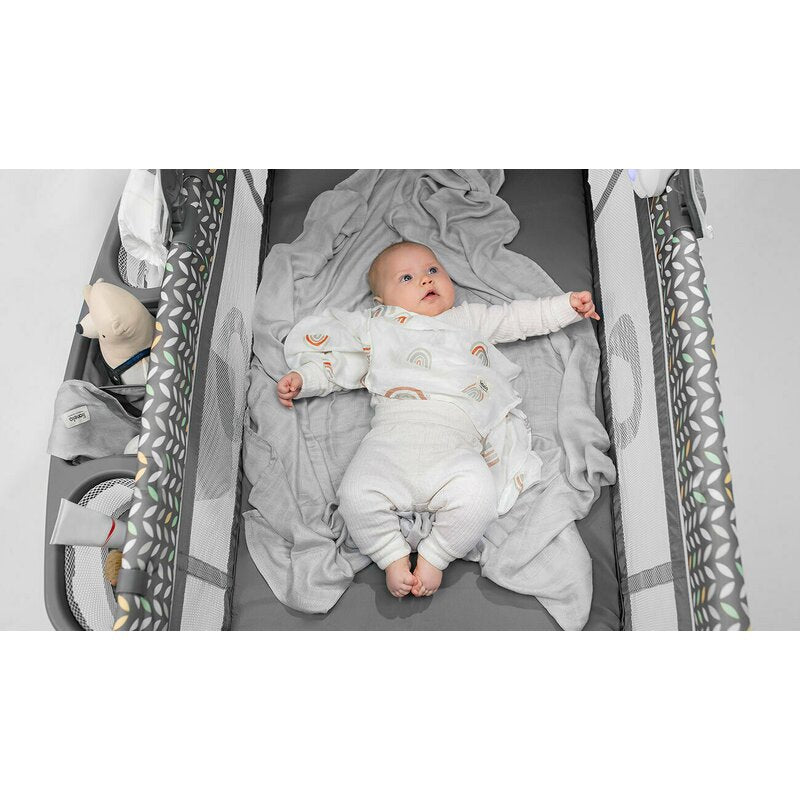 Patut pliant, Lionelo, Sven Plus, 120x60 cm, Cu doua nivele, Cu arcada jucarii, masuta de infasat, vibratii, melodii  conform cu standardele europeane de securitate EN716 si EN12221, Grey Scandi