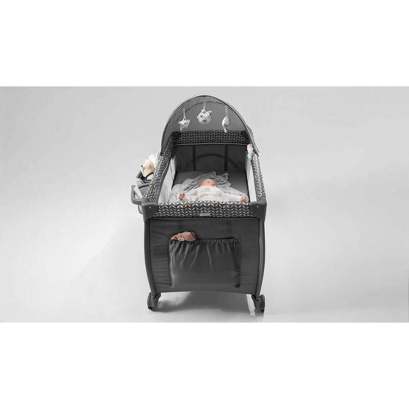 Patut pliant, Lionelo, Sven Plus, 120x60 cm, Cu doua nivele, Cu arcada jucarii, masuta de infasat, vibratii, melodii  conform cu standardele europeane de securitate EN716 si EN12221, Grey Scandi - gogobaby.ro