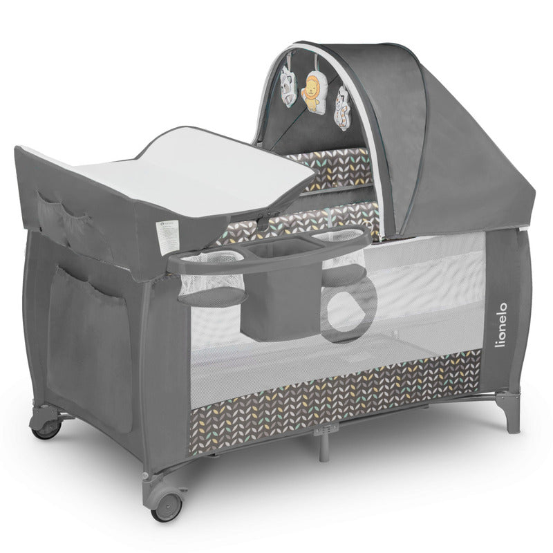 Patut pliant, Lionelo, Sven Plus, 120x60 cm, Cu doua nivele, Cu arcada jucarii, masuta de infasat, vibratii, melodii  conform cu standardele europeane de securitate EN716 si EN12221, Grey Scandi - gogobaby.ro