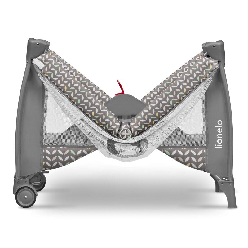 Patut pliant, Lionelo, Sven Plus, 120x60 cm, Cu doua nivele, Cu arcada jucarii, masuta de infasat, vibratii, melodii  conform cu standardele europeane de securitate EN716 si EN12221, Grey Scandi
