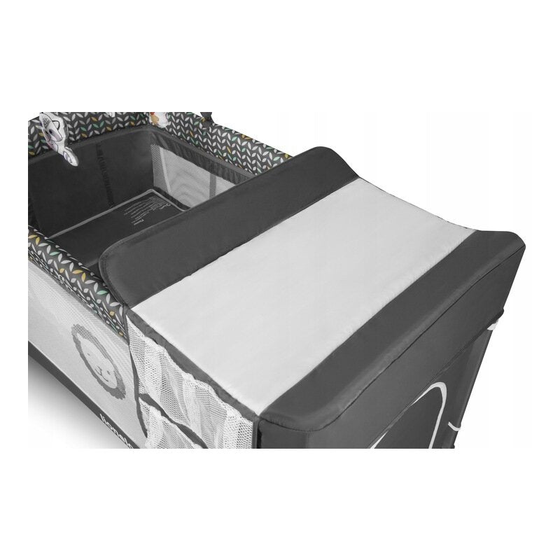 Patut pliant, Lionelo, Flower, Cu doua nivele, Cu arcada, Geanta transport, Masuta de infasat, Bara cu jucarii, Fereastra laterala, 120x60 cm, Conform cu standardele europeane de securitate EN 716 si EN12221, Gri