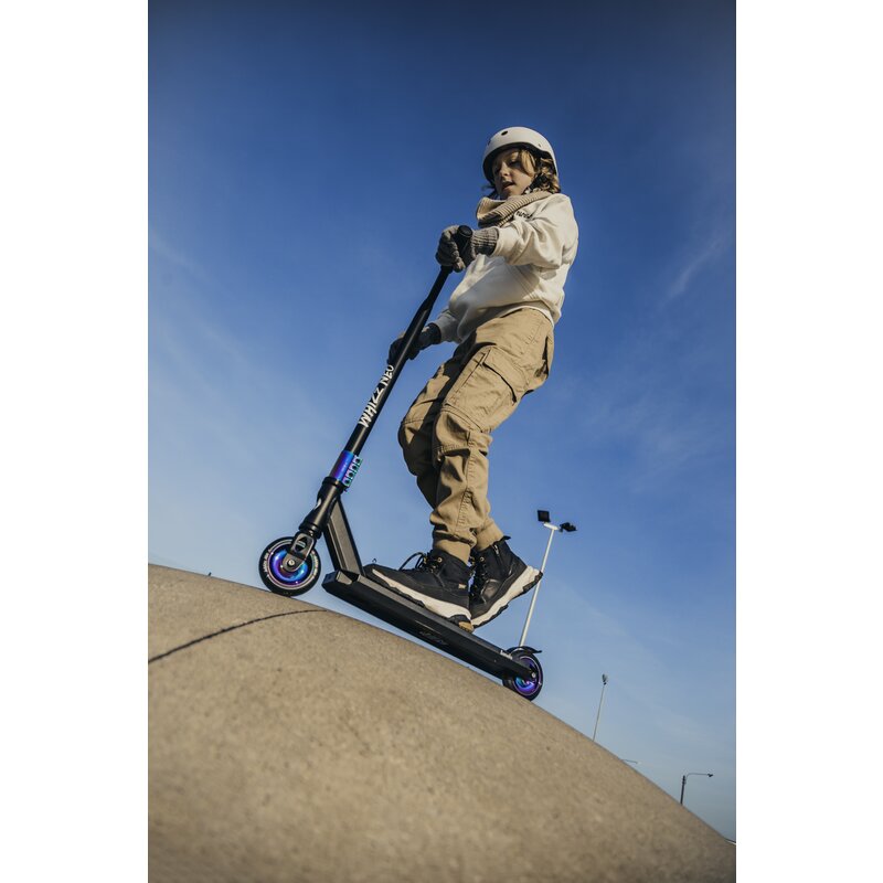 Trotineta, Lionelo, Whizz, Pentru Acrobatii, Rulmenti ABEC-9, Sistemul de compresie IHC 9, 20 - 100 kg, Conform cu standardul european de securitate EN14619, Albastru - gogobaby.ro