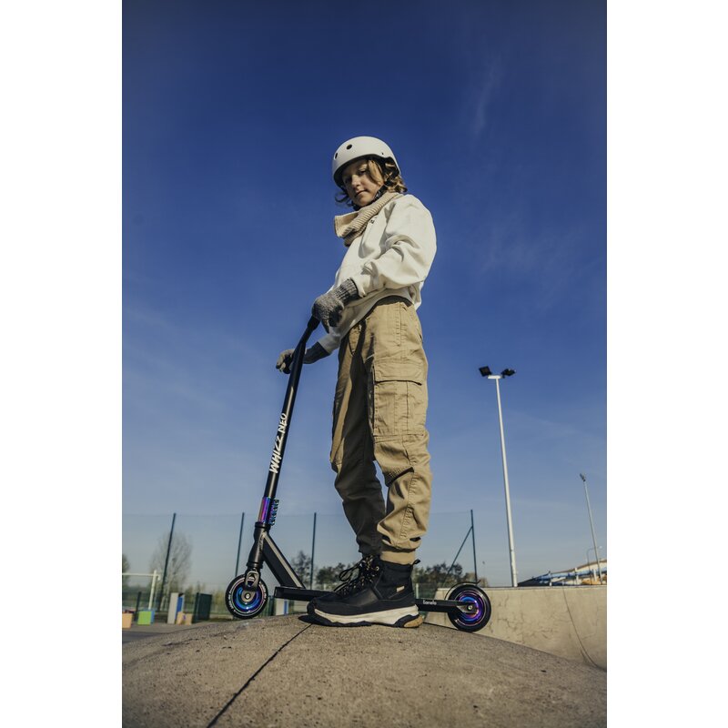 Trotineta, Lionelo, Whizz, Pentru Acrobatii, Rulmenti ABEC-9, Sistemul de compresie IHC 9, 20 - 100 kg, Conform cu standardul european de securitate EN14619, Albastru - gogobaby.ro