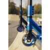 Trotineta, Lionelo, Whizz, Pentru Acrobatii, Rulmenti ABEC-9, Sistemul de compresie IHC 9, 20 - 100 kg, Conform cu standardul european de securitate EN14619, Albastru