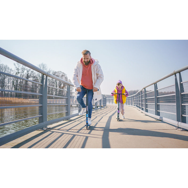 Trotineta, Lionelo, Whizz, Pentru Acrobatii, Rulmenti ABEC-9, Sistemul de compresie IHC 9, 20 - 100 kg, Conform cu standardul european de securitate EN14619, Albastru - gogobaby.ro