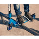 Trotineta, Lionelo, Whizz, Pentru Acrobatii, Rulmenti ABEC-9, Sistemul de compresie IHC 9, 20 - 100 kg, Conform cu standardul european de securitate EN14619, Albastru