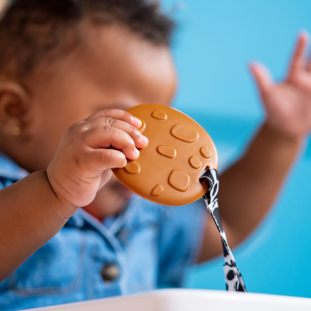 Bright Starts - Jucarie de dentitie 2 in 1 cu zornaitoare Cookies & Teethe - gogobaby.ro