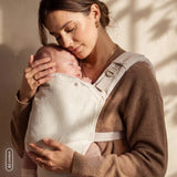 Marsupiu bebe, Lionelo, Margareet Close&Cosy, Cu 3 pozitii de transport, Cu gluga, Pana la 20 Kg, Aprobat de Institutul International de Displazie de Sold, Conform cu standardul european de securitate CEN TR 16512, Alb