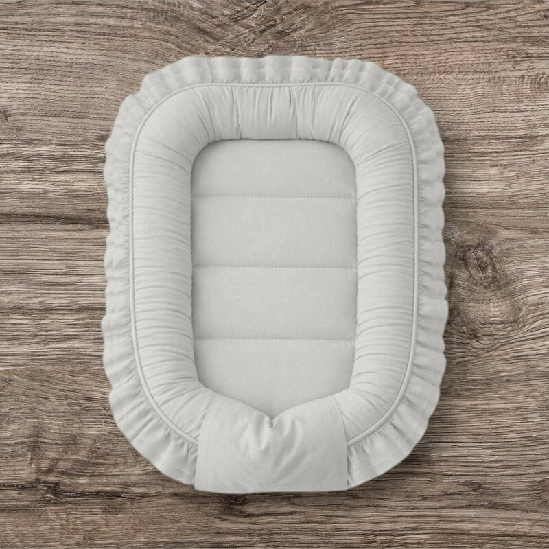 Cosulet bebelus, MimiNu, Pentru dormit, Baby Nest 55 x 75 cm, Cu Volanase, Husa 100% bumbac, Din bumbac certificat Oeko Tex Standard 100, Colectia Royal, Grey
