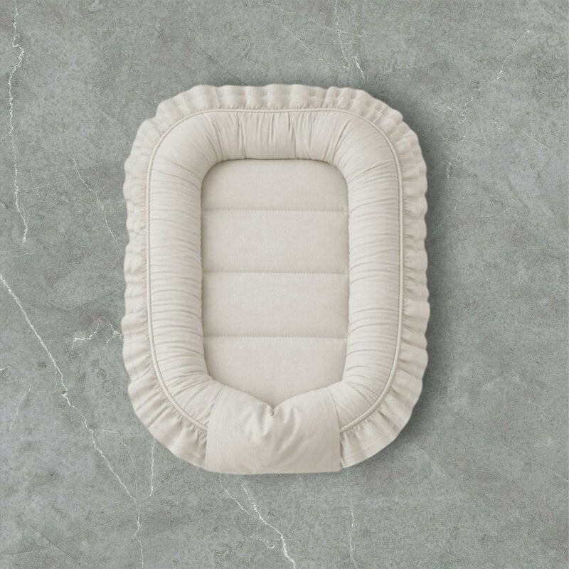 Cosulet bebelus, MimiNu, Pentru dormit, Baby Nest 55 x 75 cm, Cu Volanase, Husa 100% bumbac, Din bumbac certificat Oeko Tex Standard 100, Colectia Royal, Beige