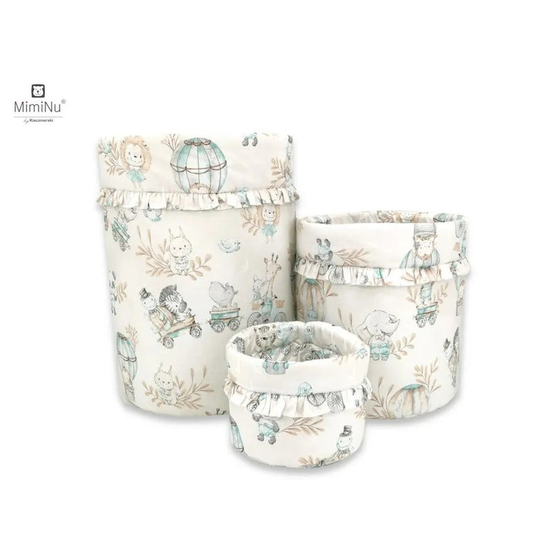 Cutie depozitare jucarii, MimiNu, Set 3 cosuri rotunde cu dimensiuni generoase pentru jucarii, Cu volanase, Dimensiuni 50x35 cm, 35x30 cm, 19x23 cm, Din bumbac certificat Oeko Tex Standard 100, Design, Zoo on Bikes Nugat - gogobaby.ro