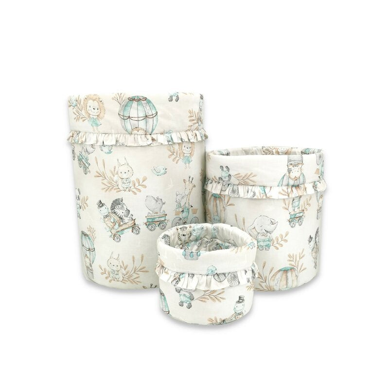 Cutie depozitare jucarii, MimiNu, Set 3 cosuri rotunde cu dimensiuni generoase pentru jucarii, Cu volanase, Dimensiuni 50x35 cm, 35x30 cm, 19x23 cm, Din bumbac certificat Oeko Tex Standard 100, Design, Zoo on Bikes Nugat - gogobaby.ro