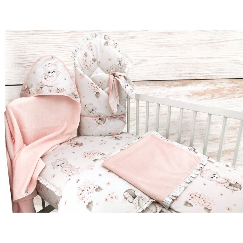 Set pentru bebelusi cu 6+1 piese, MimiNu, Cu paturica de infasat, Prosop, Paturica, Cearceaf 120x60 cm, Fata de perna, Husa pilota, Jucarie textila senzoriala, Din bumbac certificat Oeko Tex Standard 100, 135x100 cm, Design, Powdery Pink Ballerina - gogobaby.ro